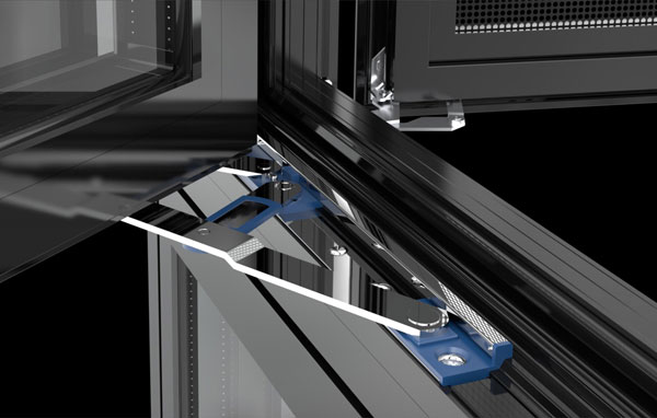 原理：德式雙組份銷釘注膠工藝+整體結構性鋁角碼+工業級防滲膠拼角工藝;亮點：系統防水+整體穩固性強;廣告語：一體式無縫組角穩固性強,連大樹都能連根拔起的12級以上臺風，輕松擋了