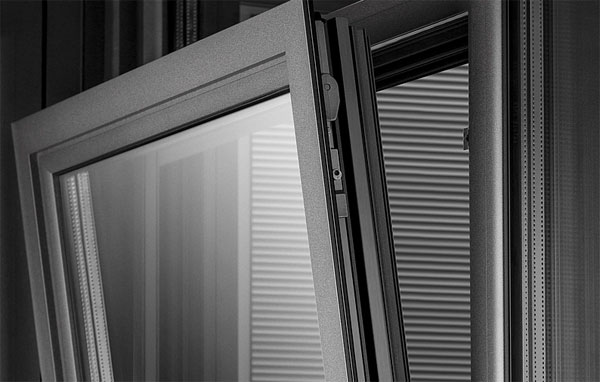 原理：德式雙組份銷釘注膠工藝+整體結構性鋁角碼+工業級防滲膠拼角工藝;亮點：系統防水+整體穩固性強;廣告語：一體式無縫組角穩固性強,連大樹都能連根拔起的12級以上臺風，輕松擋了